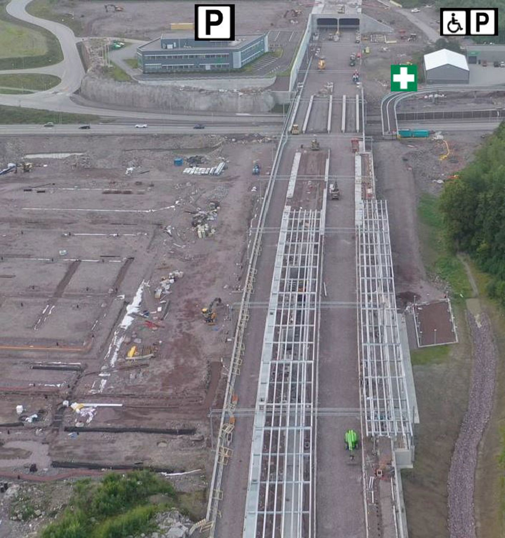 Flyfoto av Horten stasjon, med visning til parkering 
