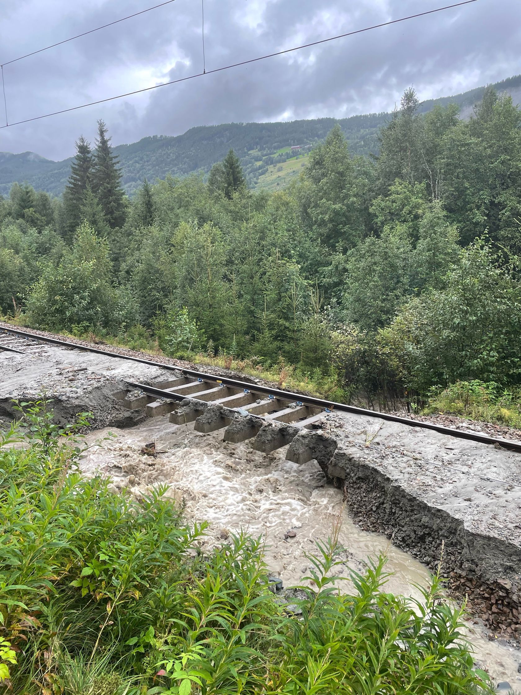 Masser under jernbanesporet mellom Gol og Torpo er skylt bort av regnet.