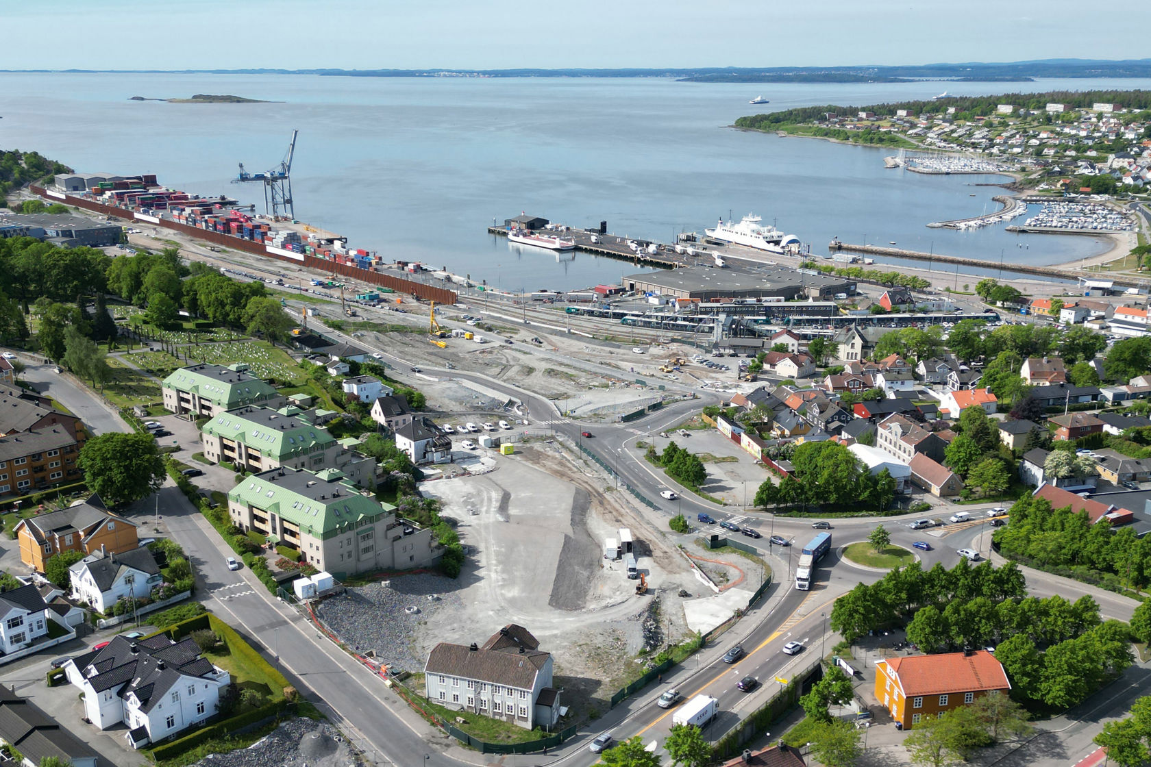 Dronefoto som viser de aktuelle boligblokkene.