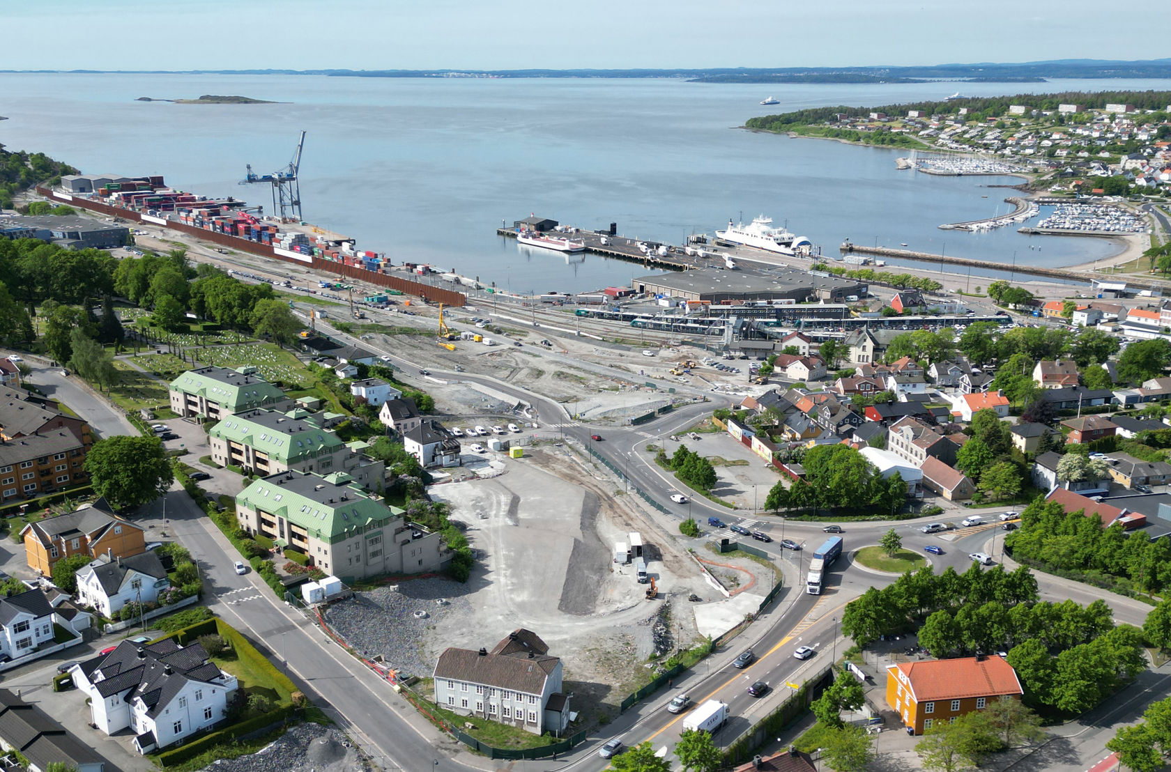 Dronefoto som viser de aktuelle boligblokkene.