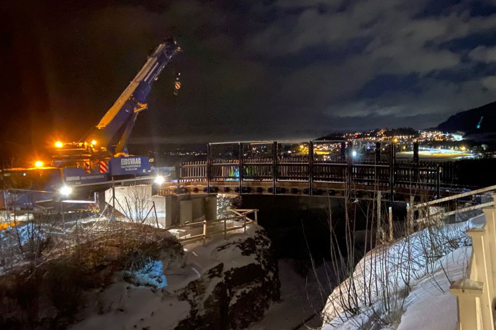 Bildet viser at den nye brua ble heiset på plass med kran og montert natt til 22. februar.