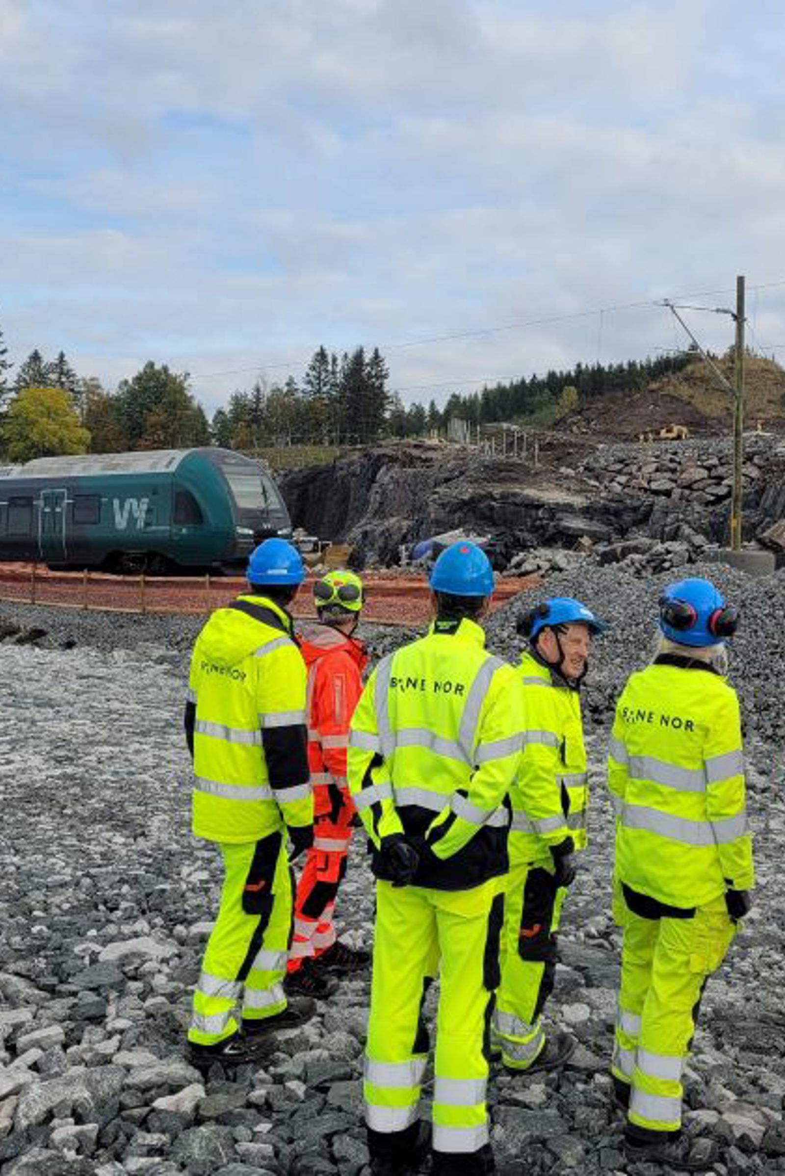 Togene på Dovrebanen passerer daglig anleggsområdet på Kleverud. 
