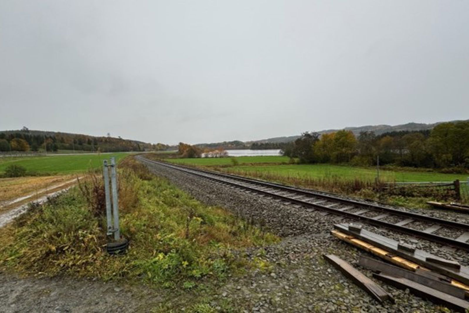 Oversiktsbilde fra Nestvatnet med jernbanelinjen i forgrunnen