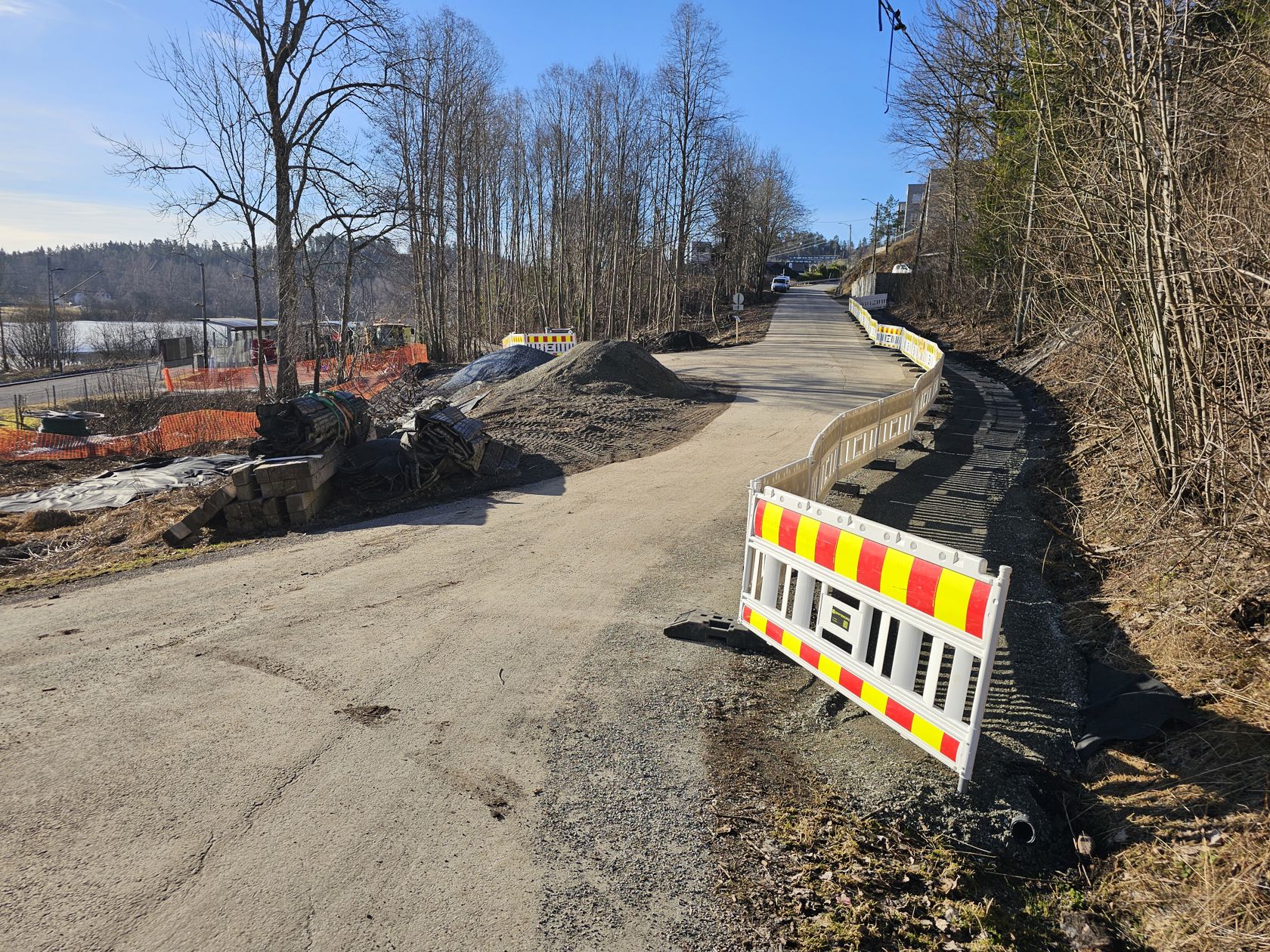 Vei og gangvei med anleggsgjerde