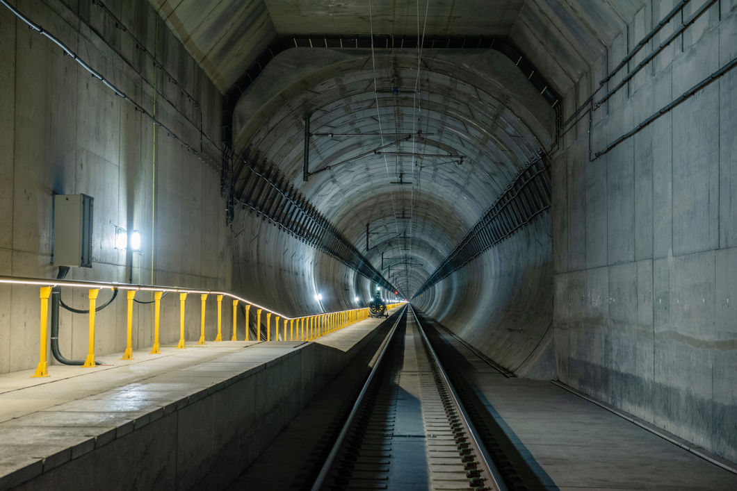 Lang jernbanetunnel innvendig