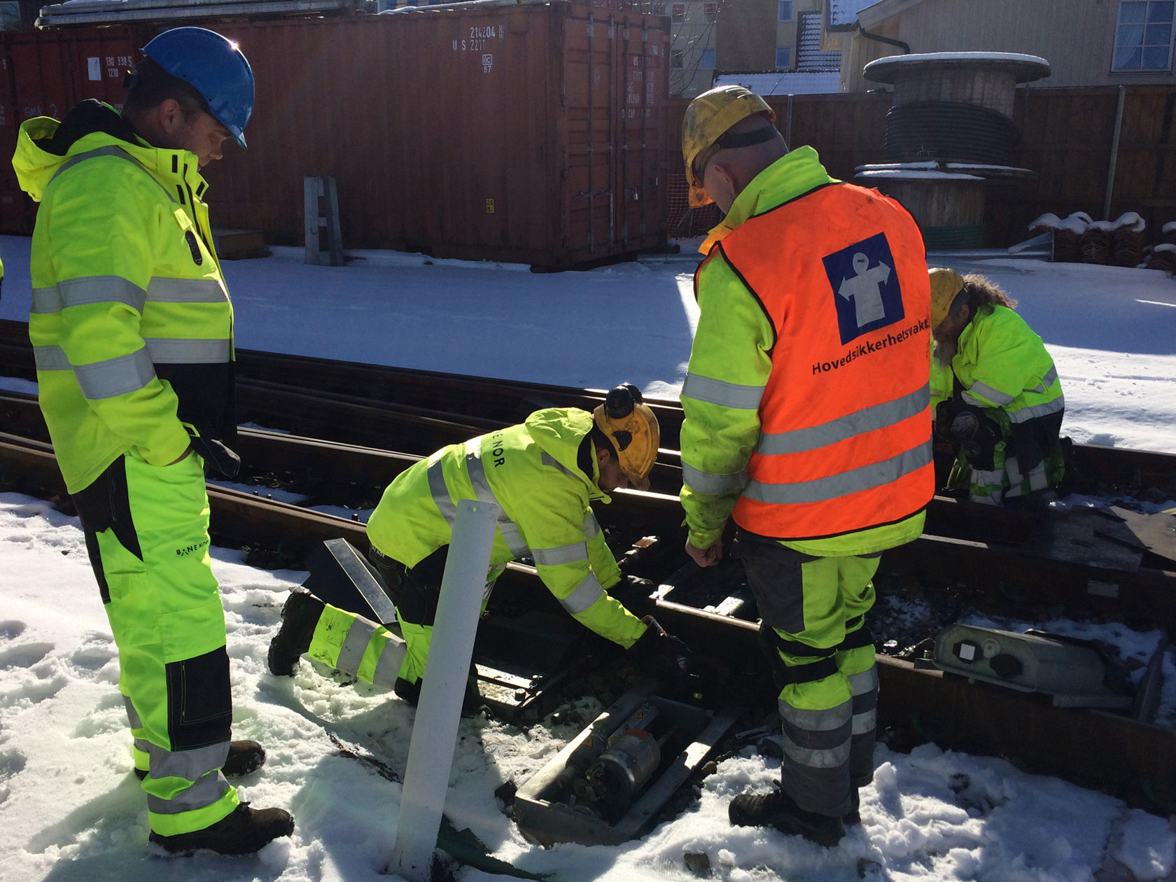 Foto av arbeidere som jobber i sporet ved Lillestrøm stasjon