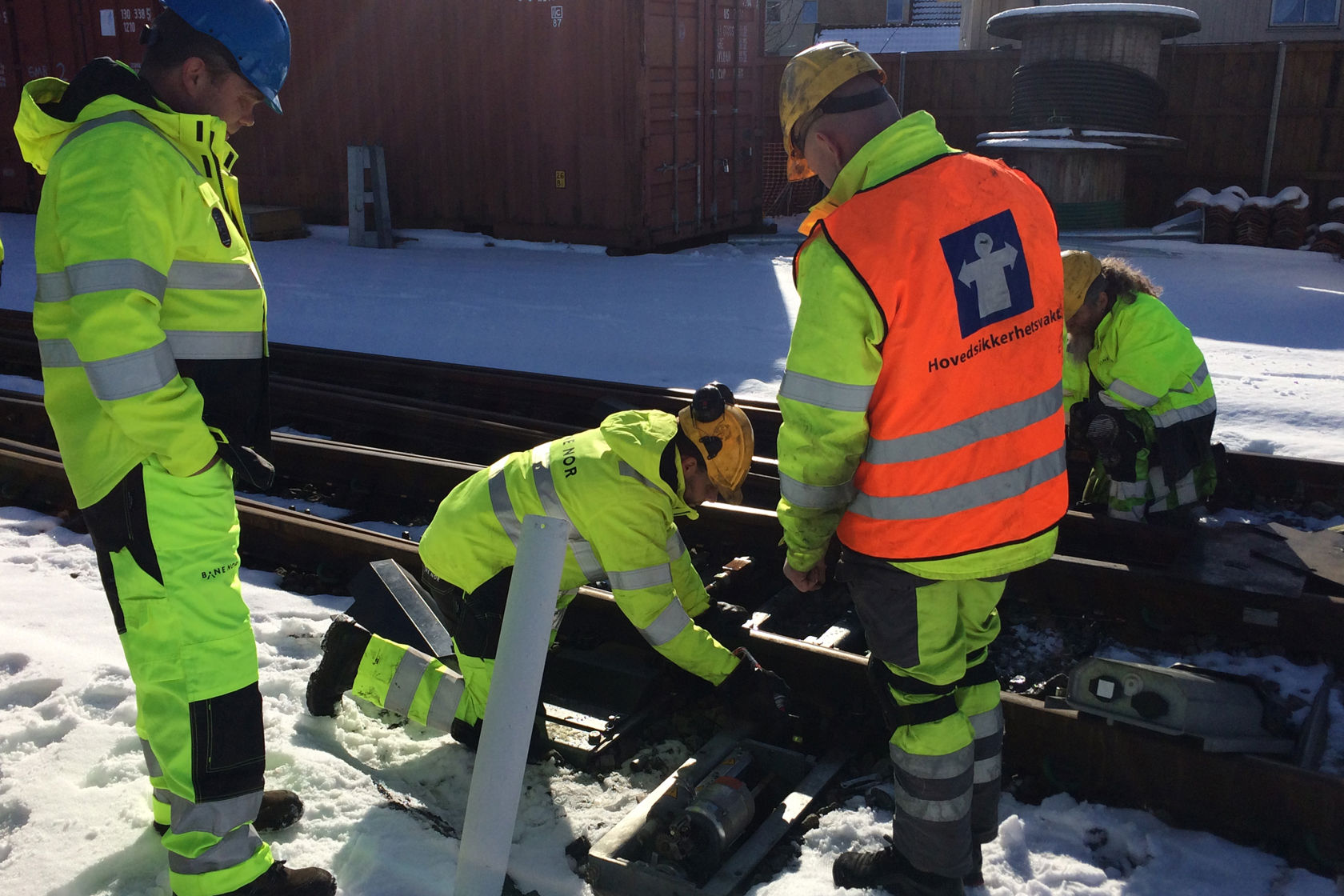 Foto av arbeidere som jobber i sporet ved Lillestrøm stasjon