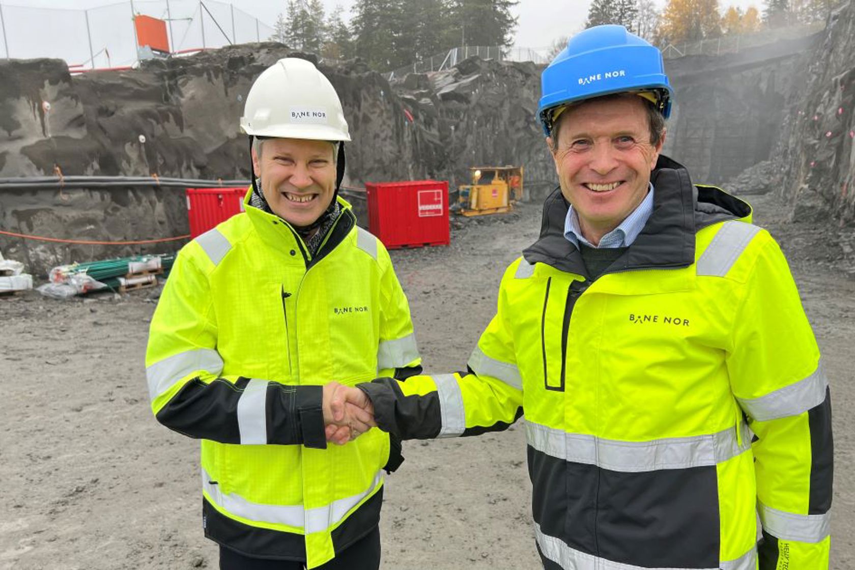 Samferdselsminister Jon-Ivar Nygård og prosjektsjef for utbyggingen, Geir Kvillum kunne gratulere hverandre etter at salven var avfyrt.