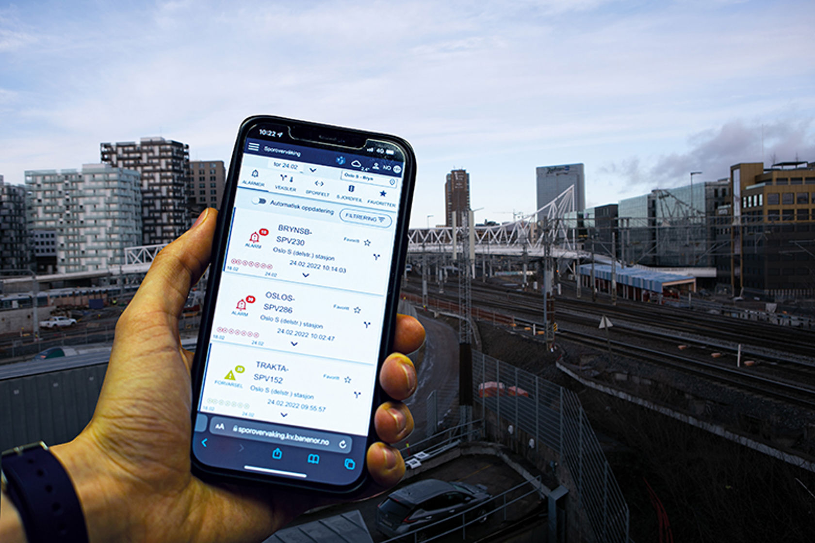 Bildet viser skjermen på en mobiltelefon. Via skjermen kan du overvåke jernbanespor. 