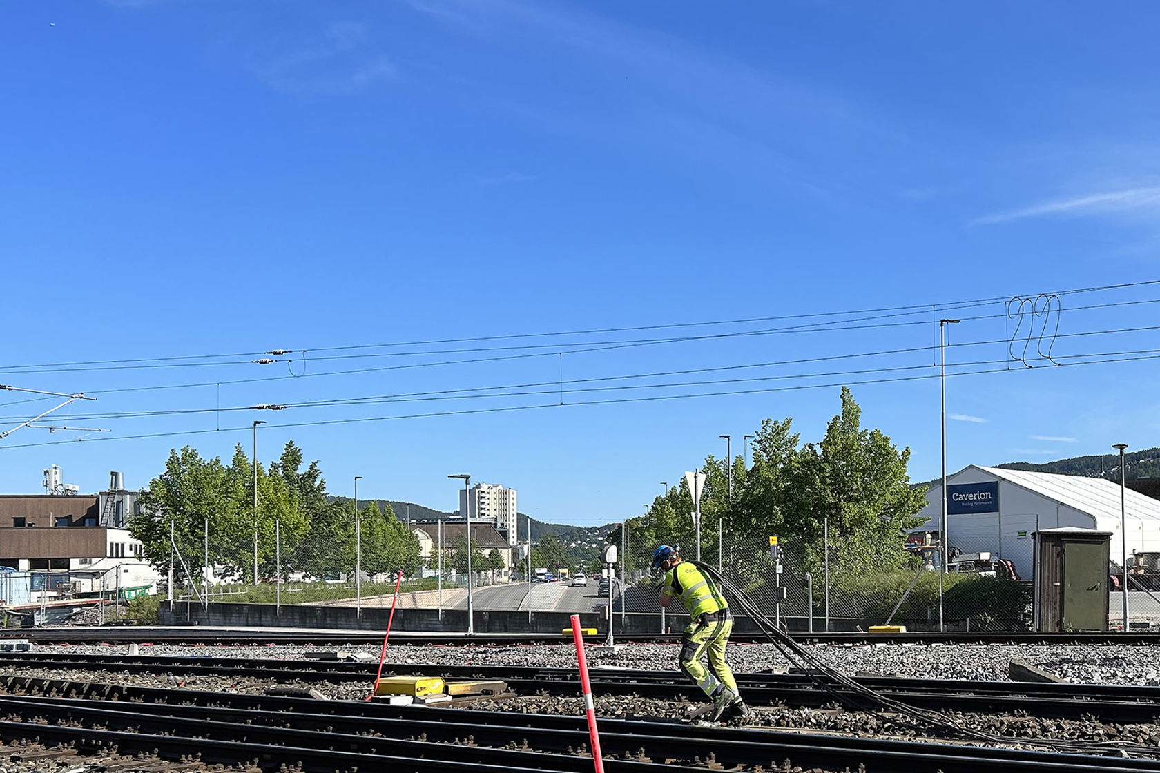 Mann som sleper kabel
