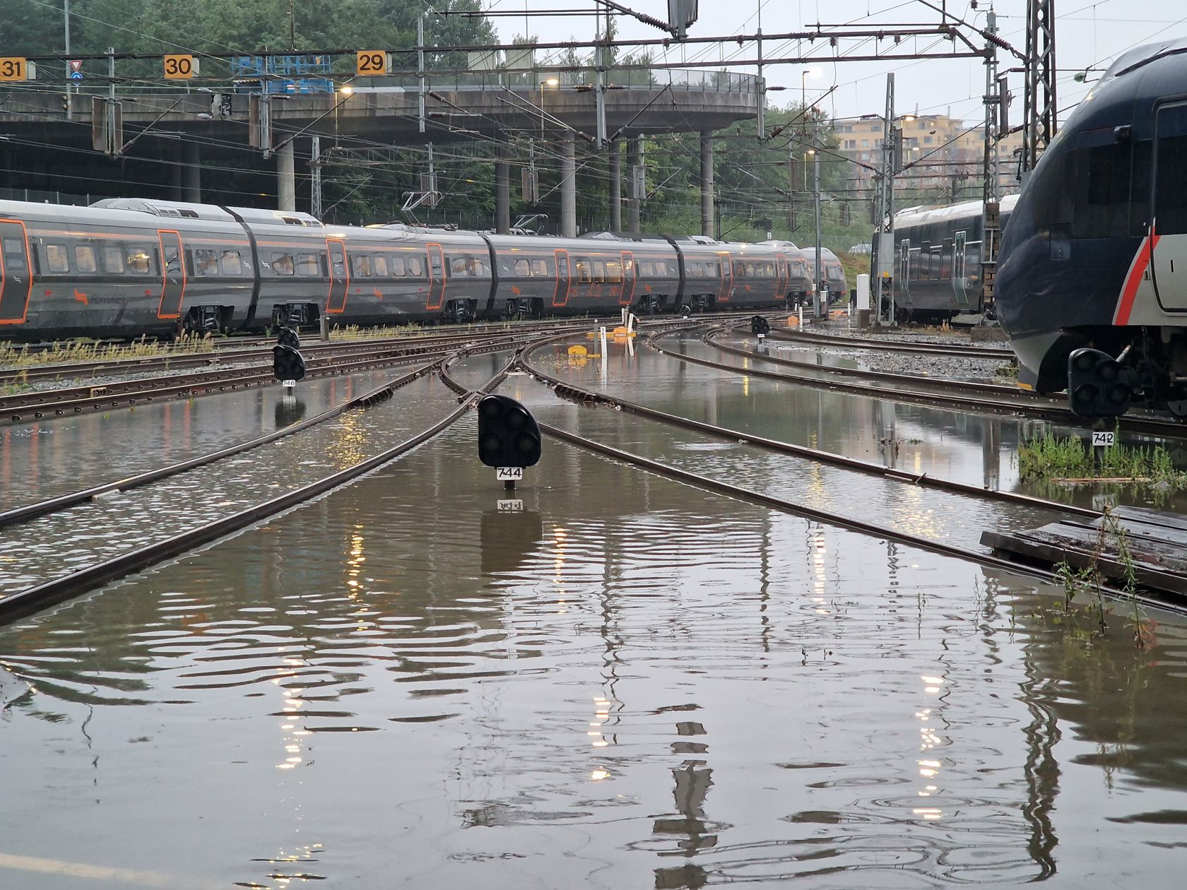 Togskinner i togparkeringsanlegget ligger under vann.