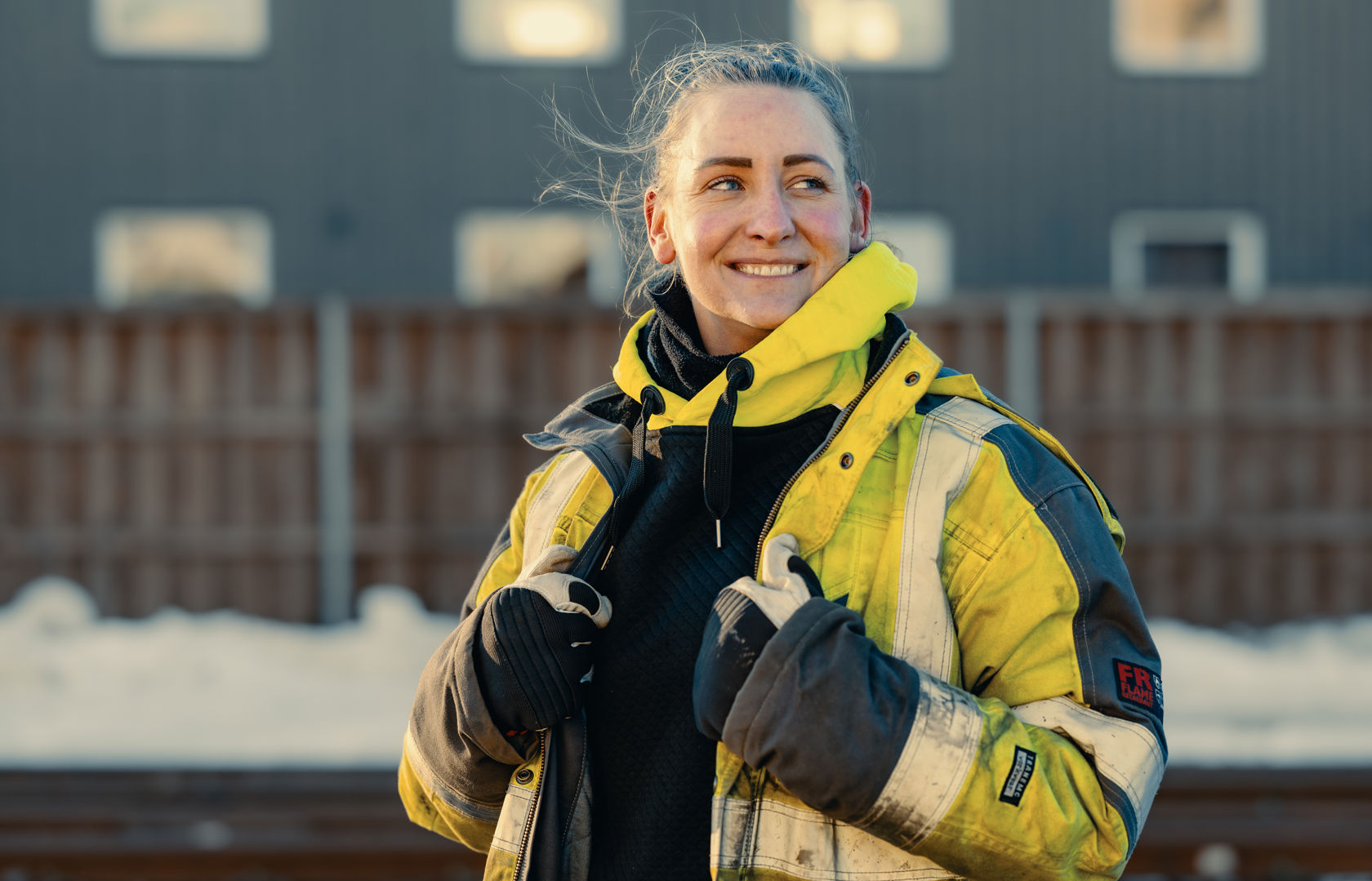 En smilende kvinnelig instruktør i arbeidsklær 