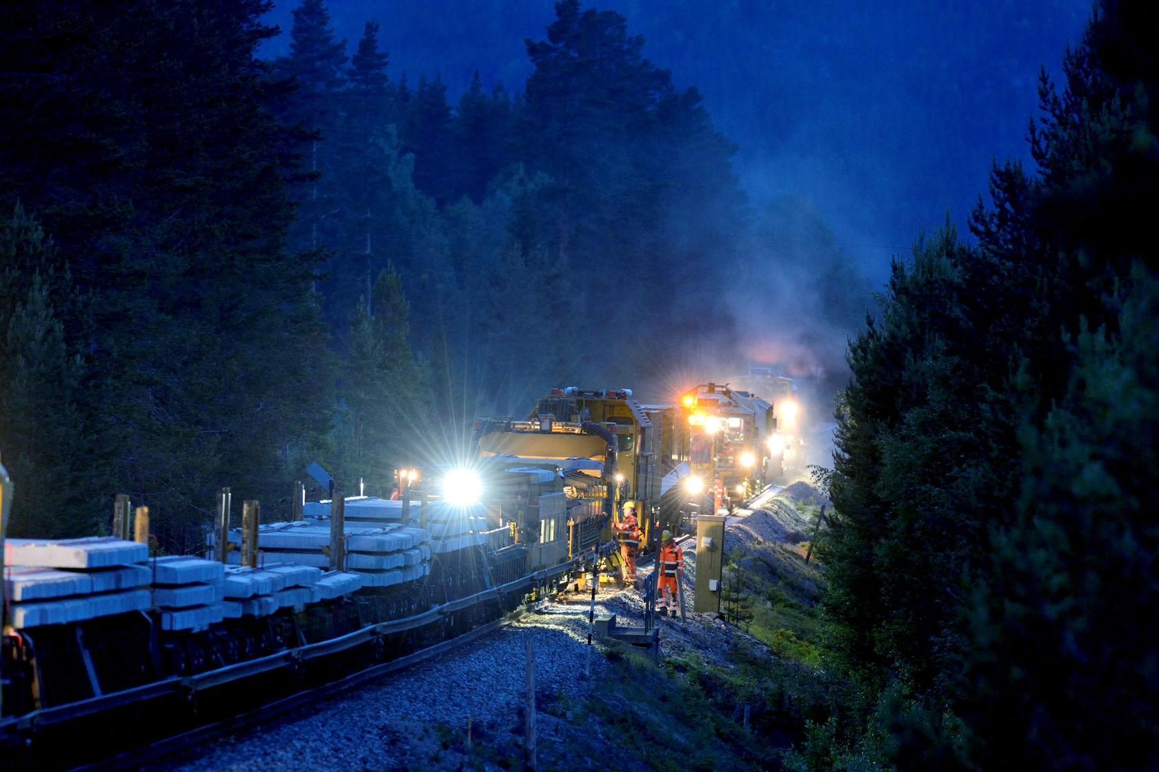 Arbeid på rørosbanen, hvor arbeidere bytter sviller. 