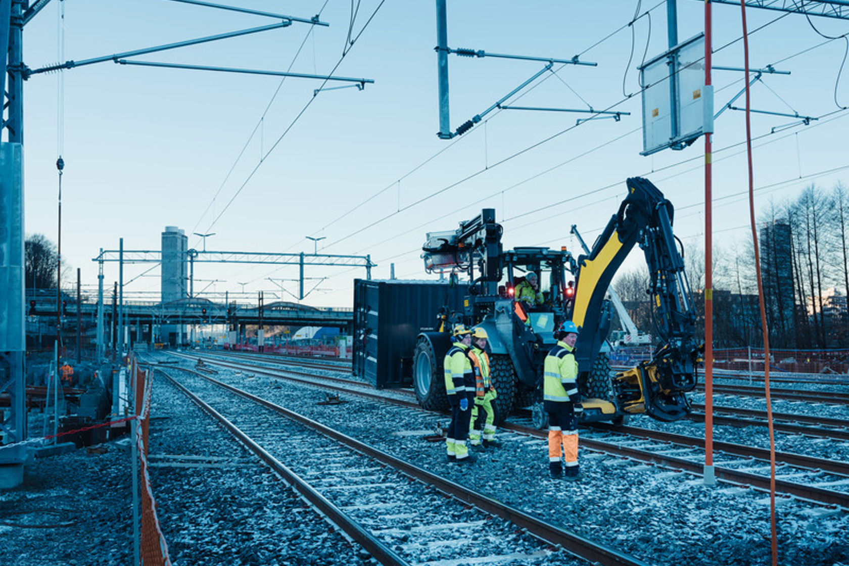 Arbeidere jobber med nye spor til Follobanen ved innføringen til Oslo.
