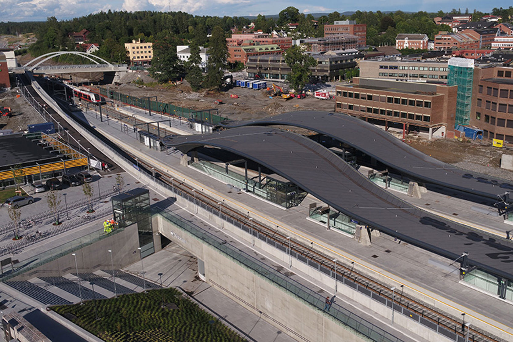 Et flyfoto over en jernbanestasjon. Bildet viser plattformer under tak og jernbanespor. 