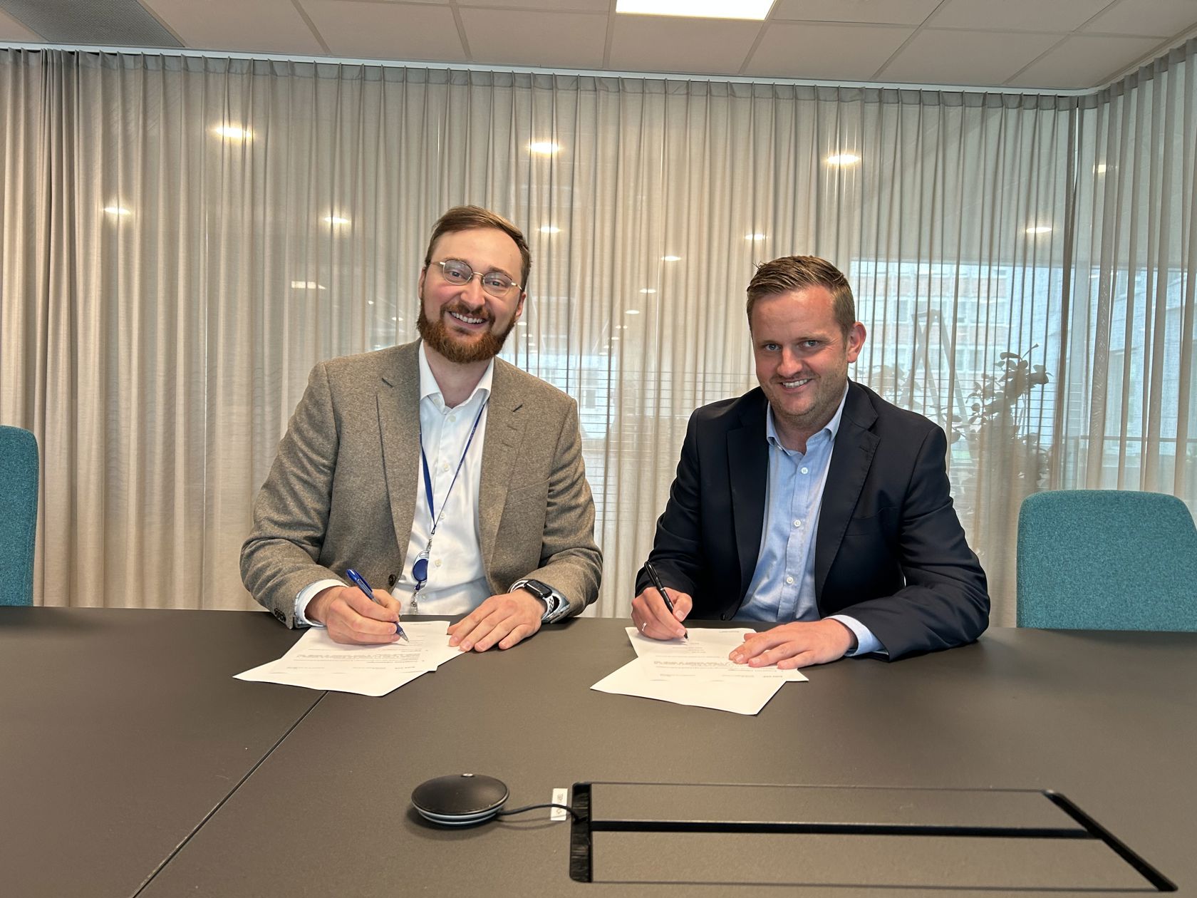 Prosjektdirektør Martin Hove i Bane NOR og direktør Theis Rasmussen i NIRAS Norge AS signerer kontrakt for rådgiverkontrakt på Kongsvingerbanen.