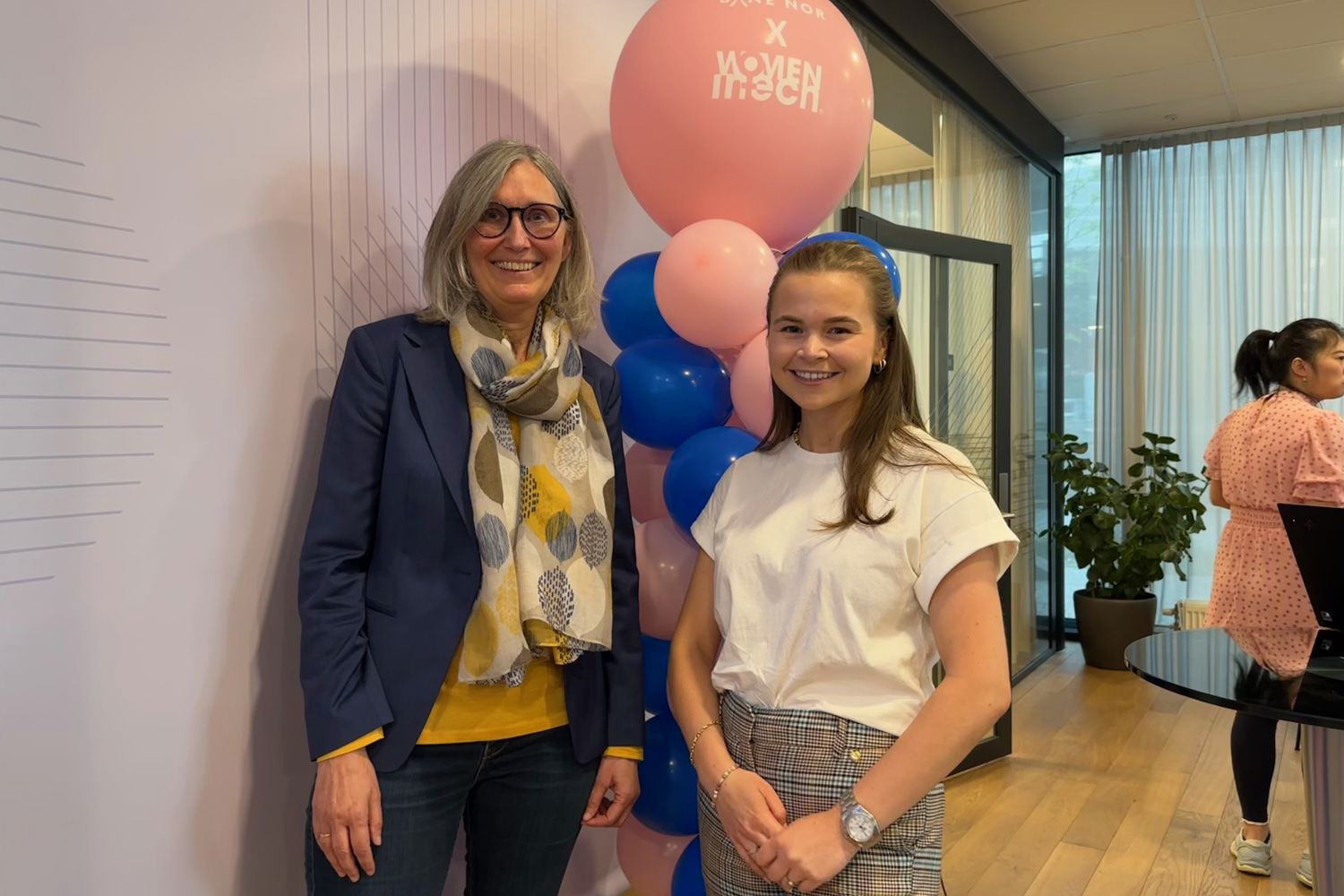 To kvinner som holdt foredrag på kick-offen smiler bredt.