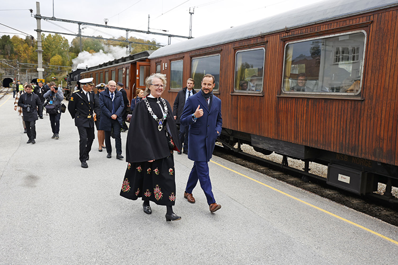 HKH Kronprins Haakon og Dovres ordfører Guri Ruste i hyggelig samtale på Dombås stasjon.