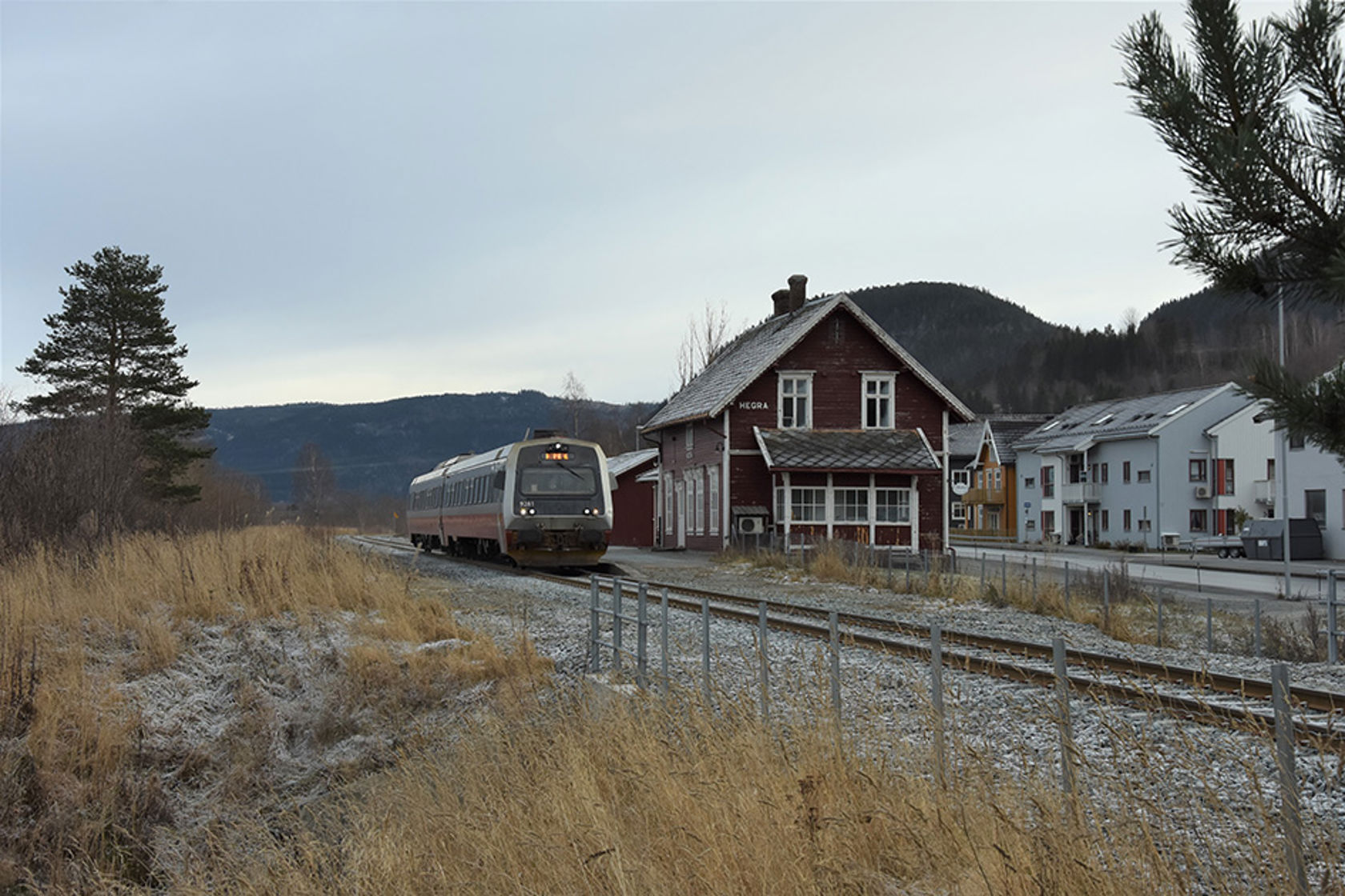 Et persontog fra Storlien passerer Hegra stasjon på Meråkerbanen. 