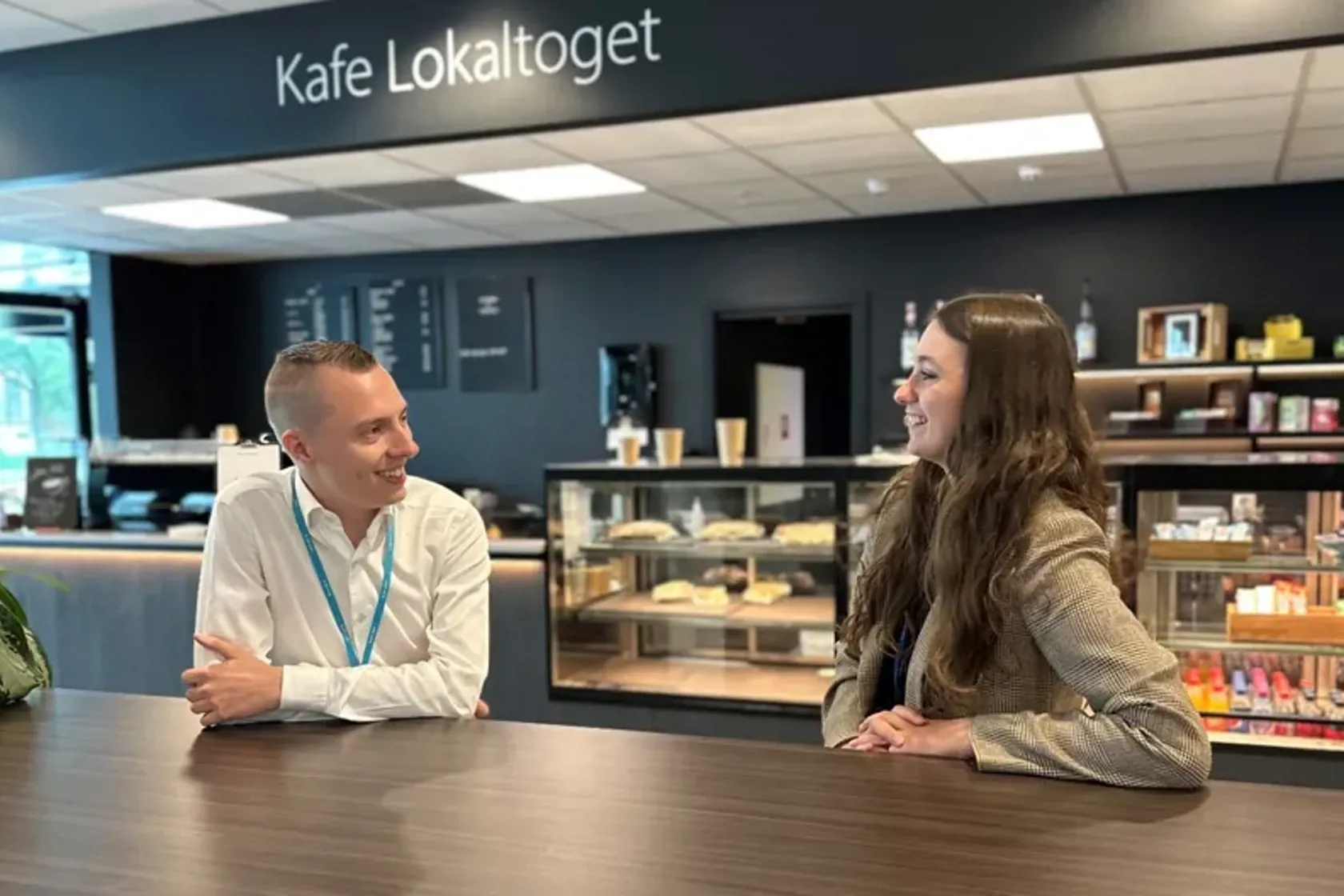 Ole Martin og Marte sitter og slapper av i kaféen på hovedkontoret i Schweigaards gate 33