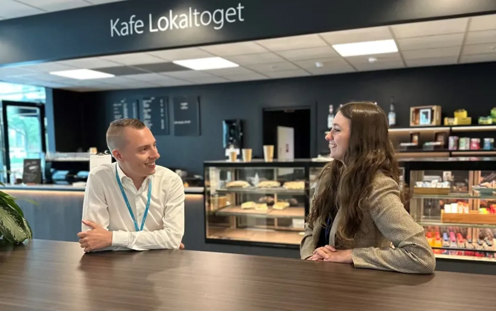 Ole Martin og Marte sitter og slapper av i kaféen på hovedkontoret i Schweigaards gate 33