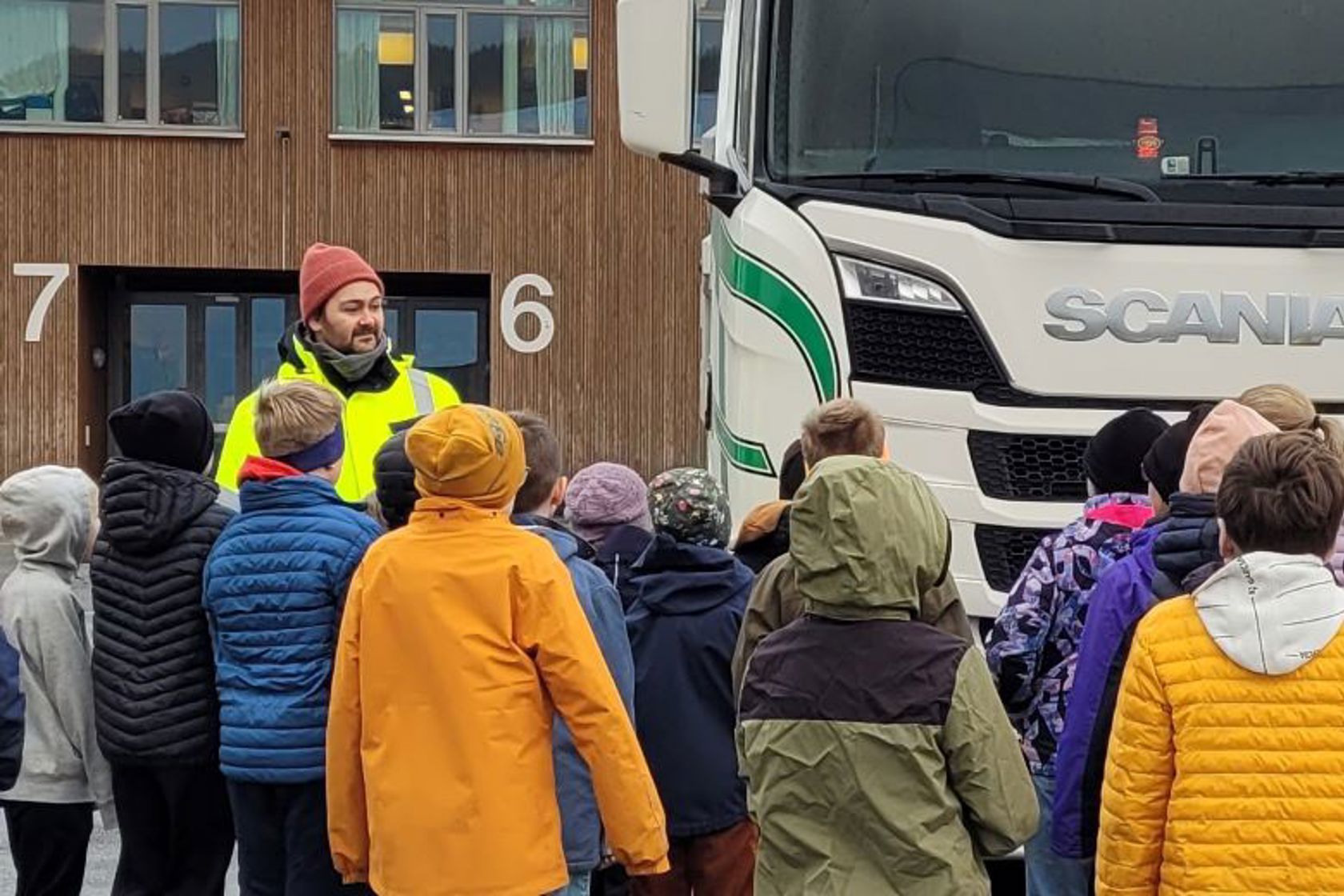 Stig Rune Bergly, vår prosjektleder for overgangsbruene i elektrifiseringsprosjektet, viste seg å være en utmerket læremester ute ved bilene. 