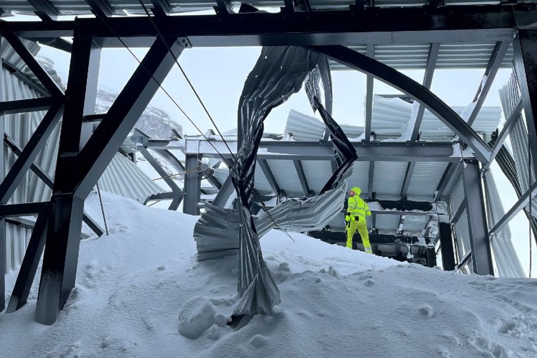 Snøras har fylt et snøoverbygg med snø