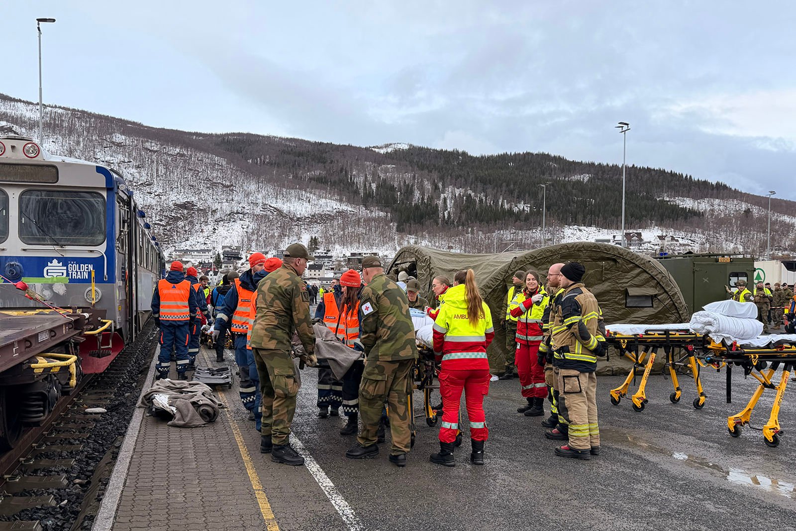 Hektisk aktivitet på plattformen med bårer, telt og personell fra sanitet og nødetater.