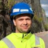 Portrettbilde av Marius Tangerås i gult vernetøy og blå hjelm.