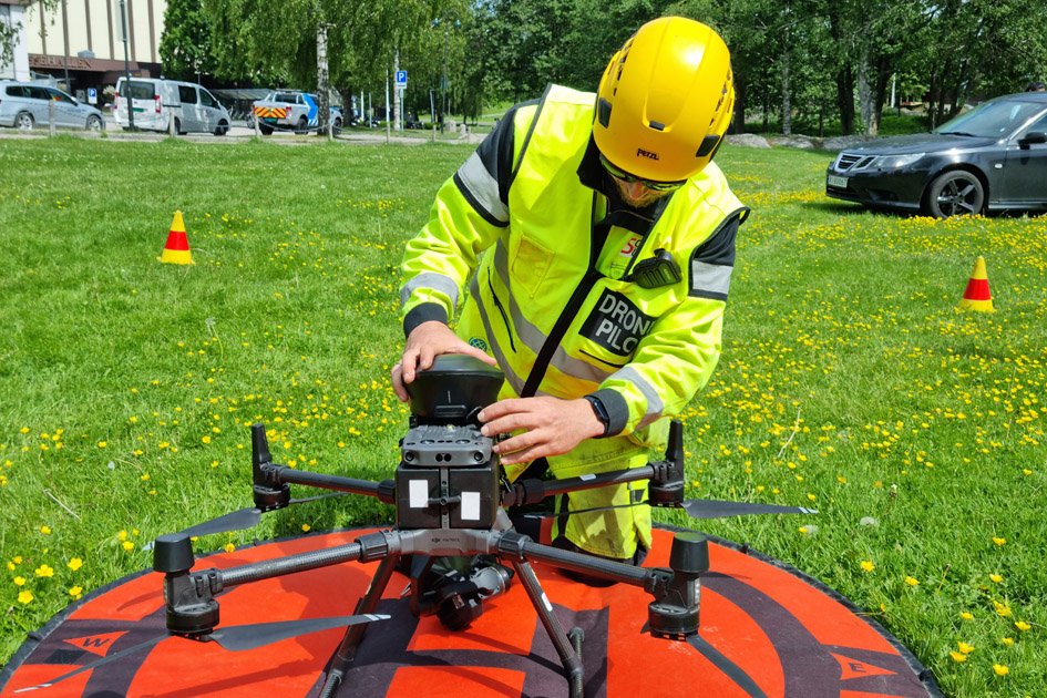 Piloten klargjør dronen for flyvning ved Mossehallen. Foto: Karoline Vårdal, Bane NOR