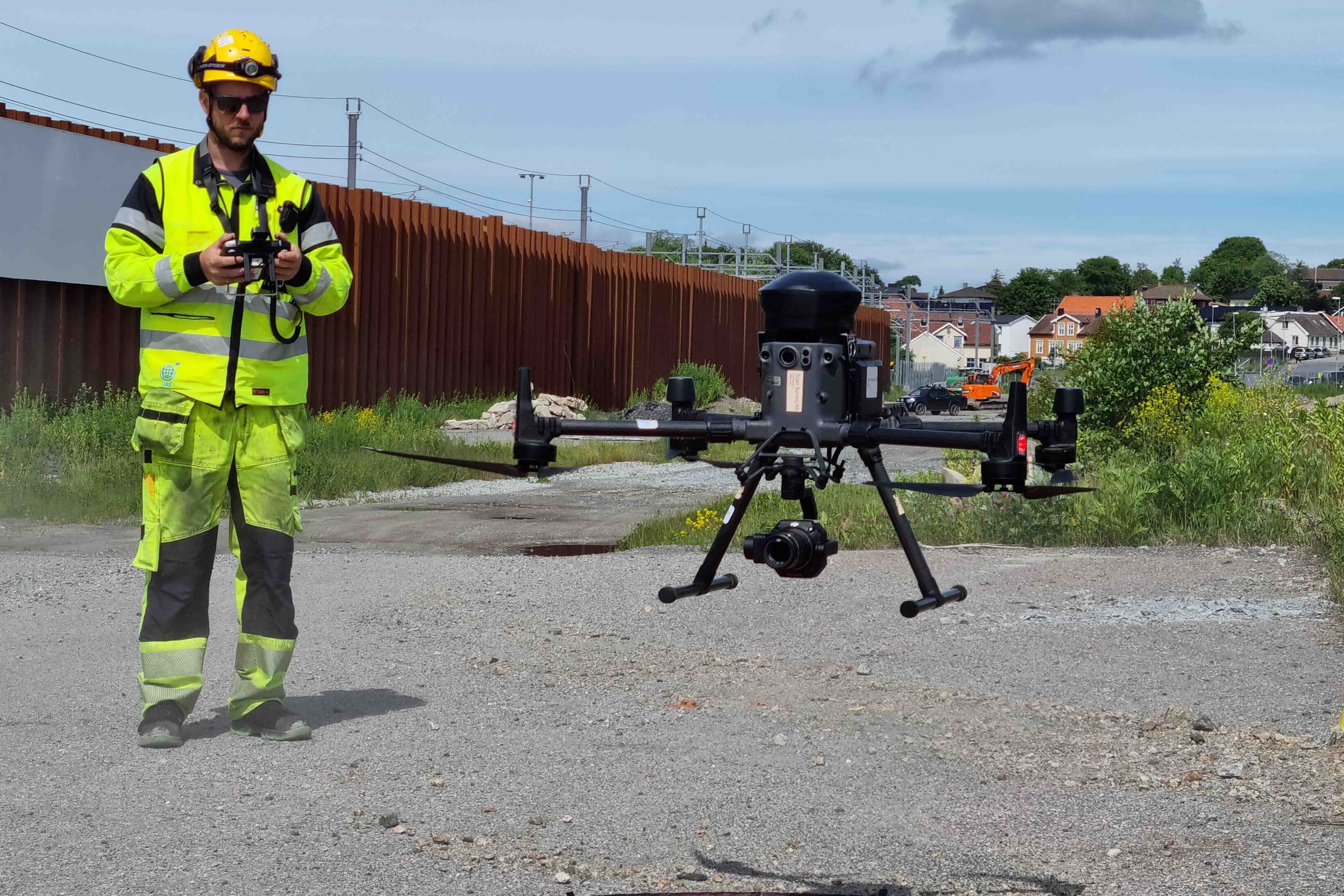 En av pilotene som flyr drone for prosjektet er Anthony Kobrowisky i Scan Survey. Her letter dronen fra anleggsområdet ved spuntveggen ved Moss havn. Foto: Karoline Vårdal, Bane NOR

