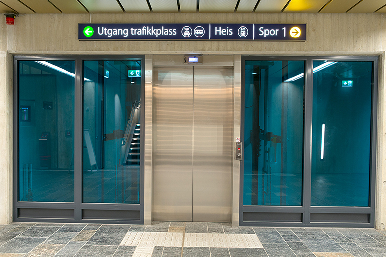 Nye Holmestrand stasjon ble åpnet for trafikk i november 2016. Stasjonen er universelt utformet og uten hindringer for rullestolbrukere. Foto: Anne Mette Storvik, Bane NOR