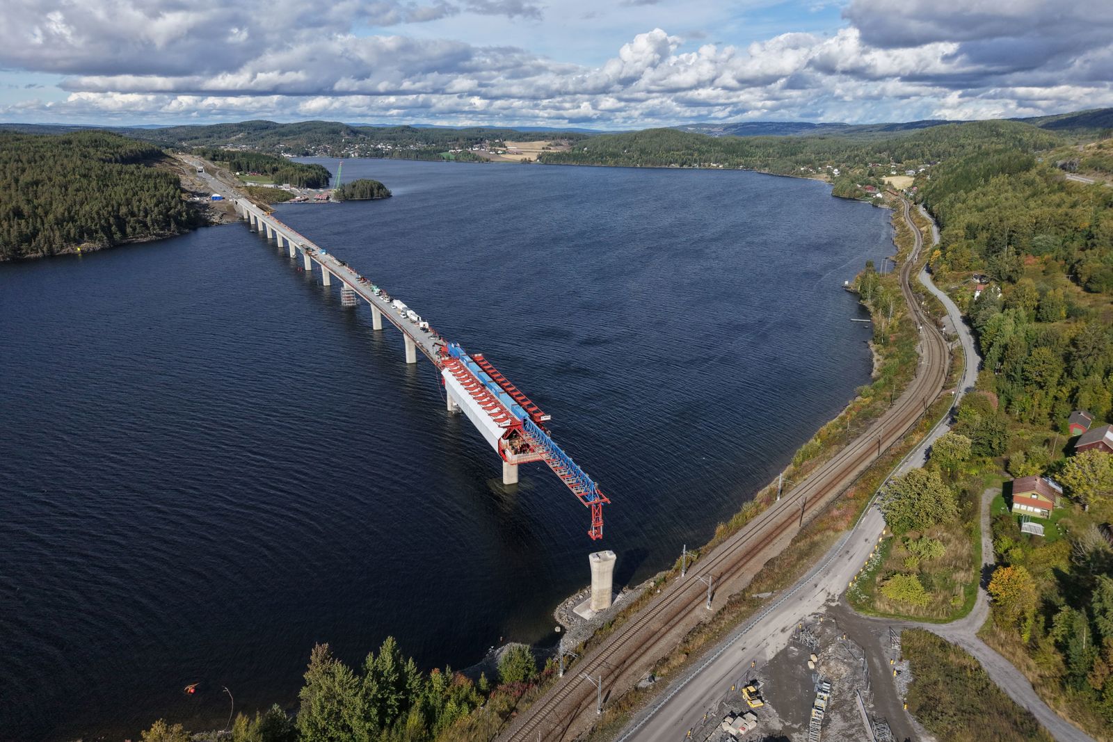 Landskapsbilde av Tangenvika i Mjøsa.