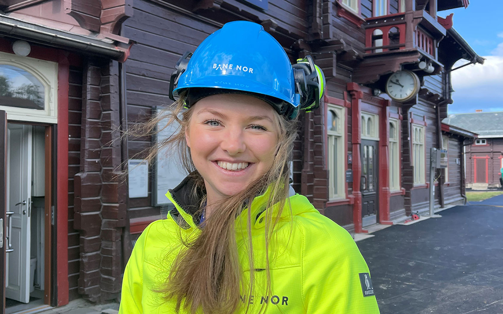 Elise Langkaas iført vernetøy utenfor Jaren stasjon. 