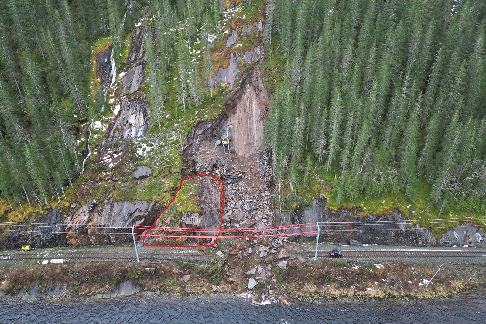 Dronefoto av skredområdet. Partiet som må fjernes, er ved siden av der skredet har krysset banen.