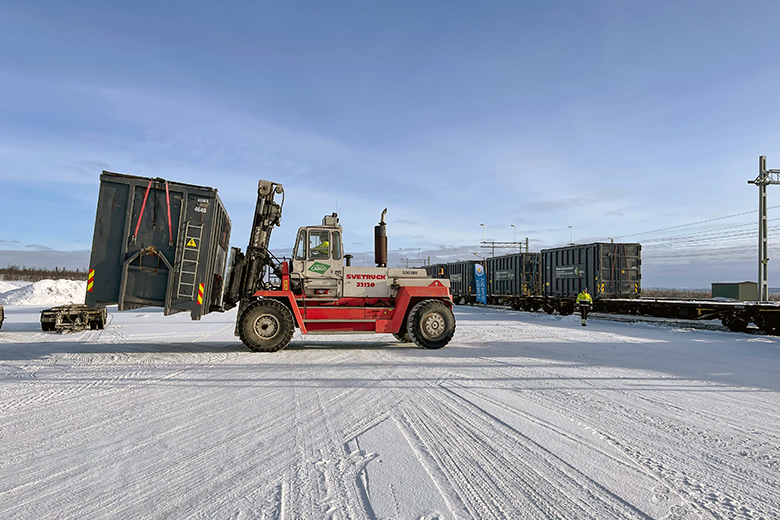 Vel fremme i Kiruna losses den varmende lasten. Foto: Mattias Forsberg, Tekniska Verken