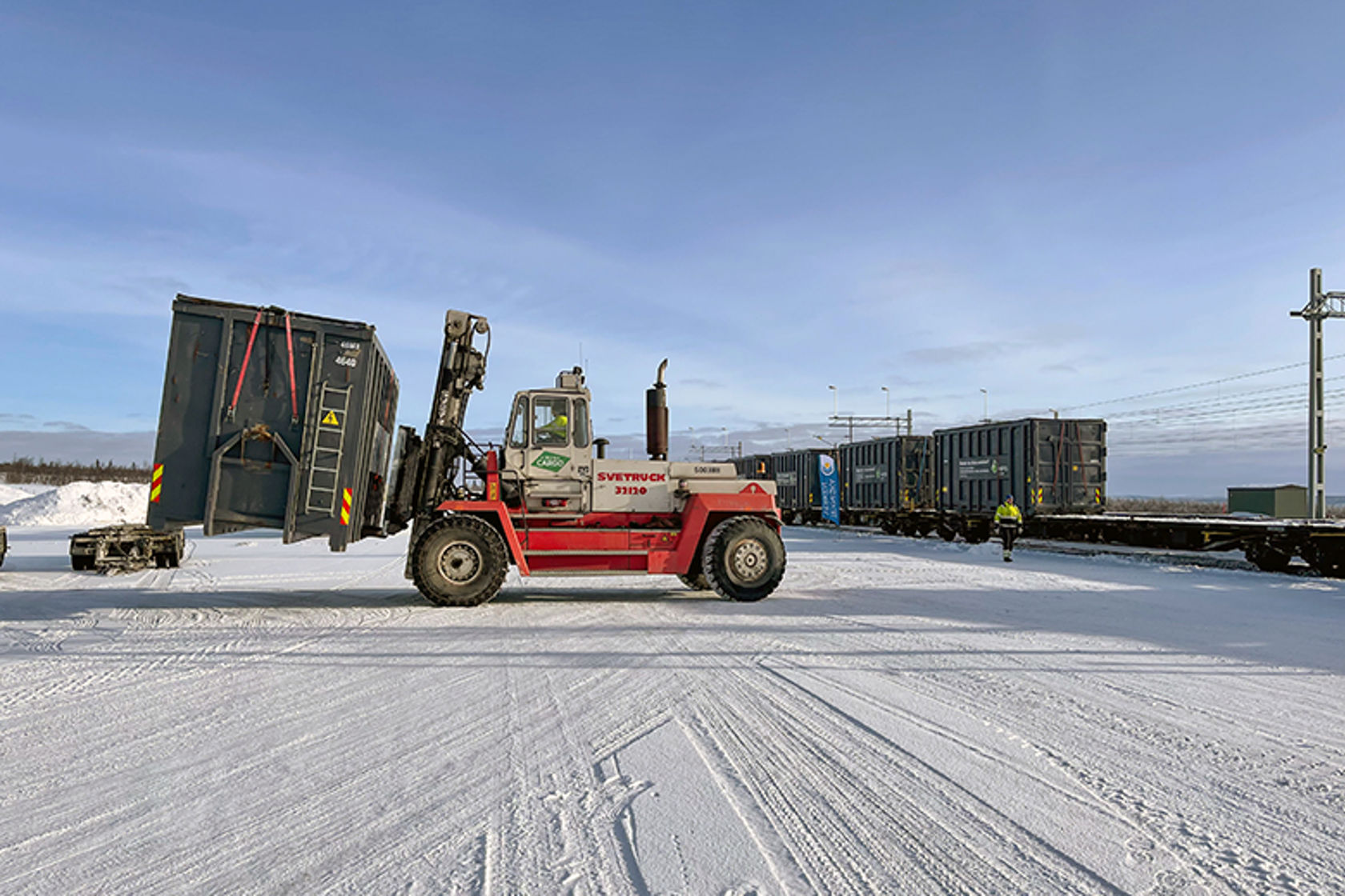Stor truck på godsterminal i vinterlandskap