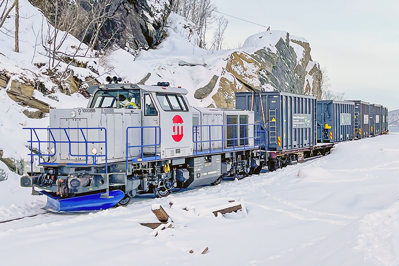 Med en last på ti kontainere med avfall, tøffer toget ut fra Djupvik Miljøpark i Narvik. Foto: HRS