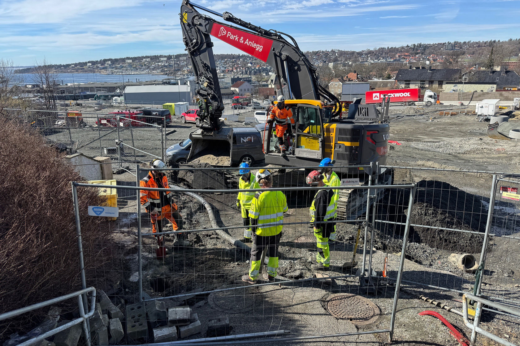 Foto som viser anleggsarbeidere som graver etter en vannledning. 