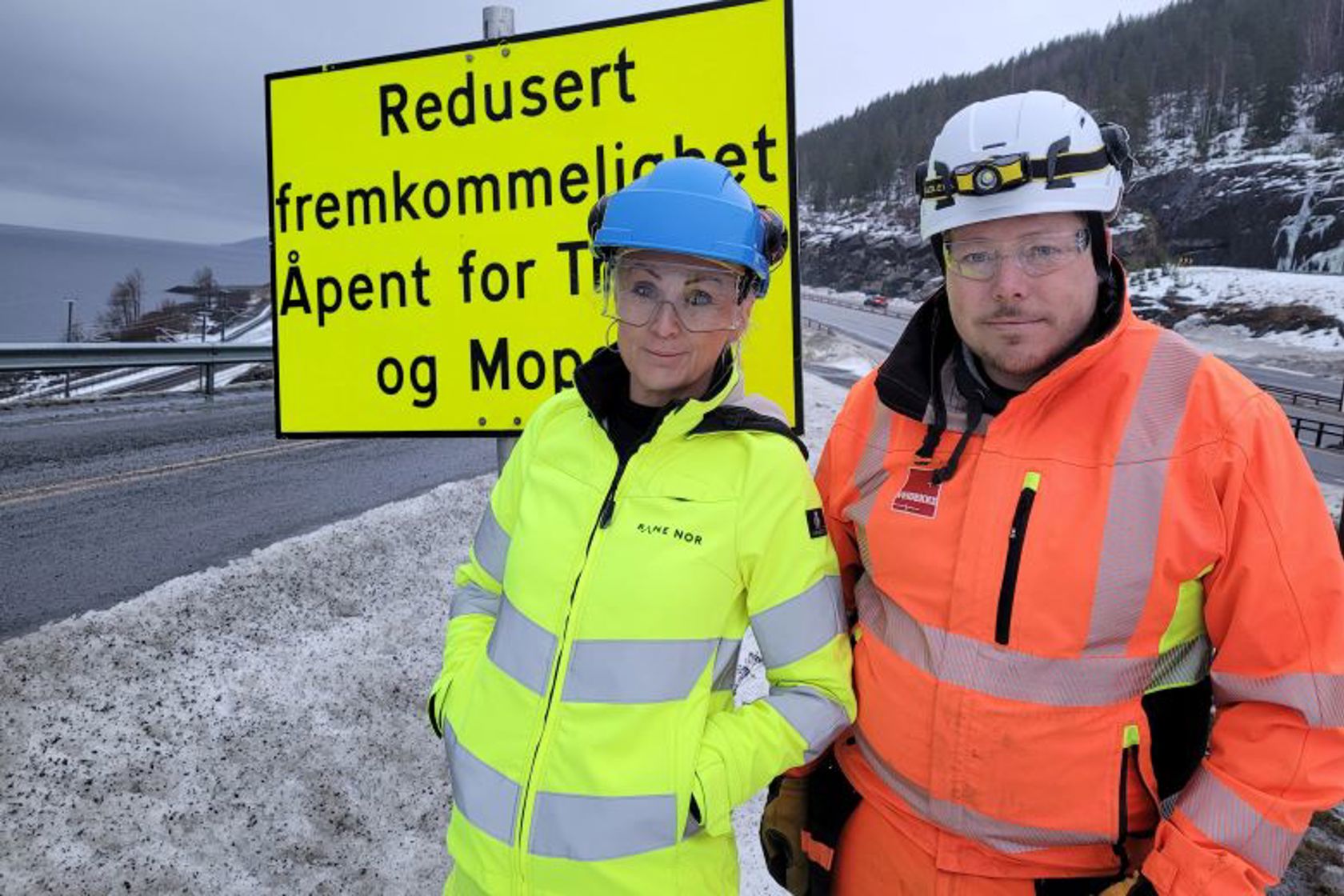 Bane NORs prosjektleder Anteja Solberg og Veidekkes anleggsleder Tom Stenseng ved skiltet som viser at vegen som går gjennom undergangen på Kleverud er stengt for gjennomkjøring for normal trafikk mens Veidekke har mye tungbiltrafikk ut og inn av anlegget i forbindelse med bygging av Hestnestunnelen.