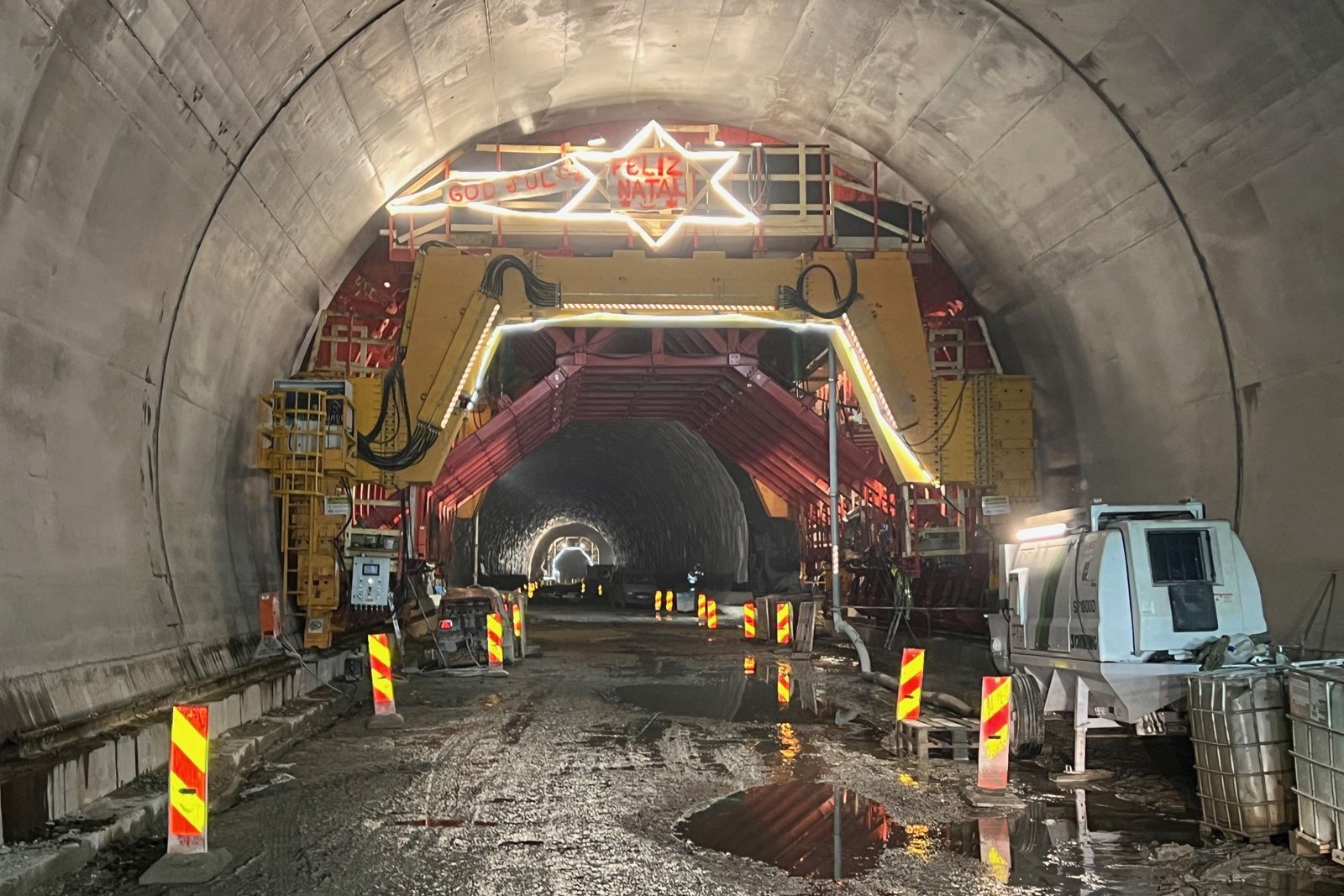 Foto fra innsiden av en tunnel, som viser en arbeidsrigg med juledekorasjon.