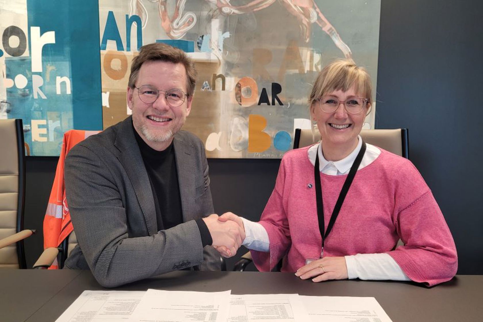 Konsernsjef Jimmy Bengtsson i Veidekke og konserndirektør Utbygging Stine Undrum i Bane NOR signerte avtalen om bygging av Hestnestunnelen i Bane NORs lokaler tirsdag 15. mars. 