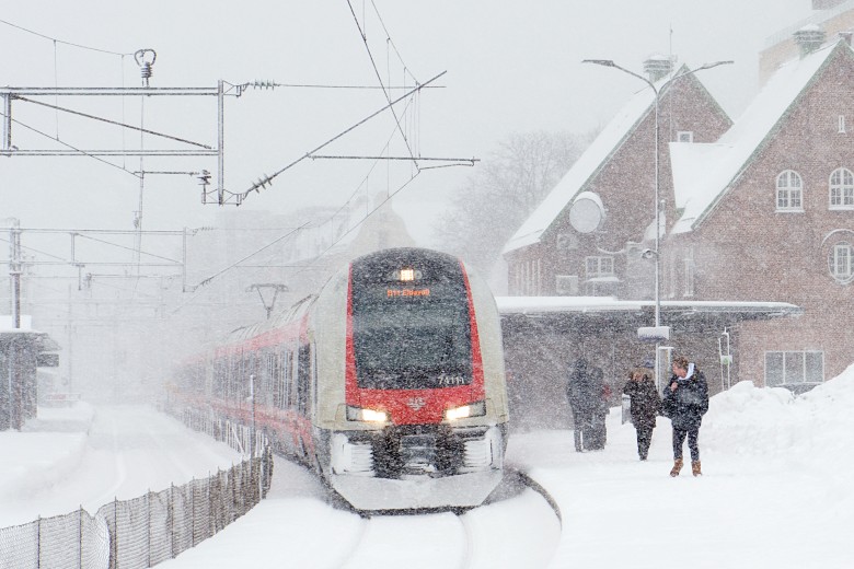 I 2021 endte punktligheten på 90,3 prosent for persontog, som er litt over målet. Her et arkivfoto fra en snøfylt dag på Tønsberg stasjon og et tog på vei til Eidsvoll. Foto: Anne Mette Storvik / Bane NOR