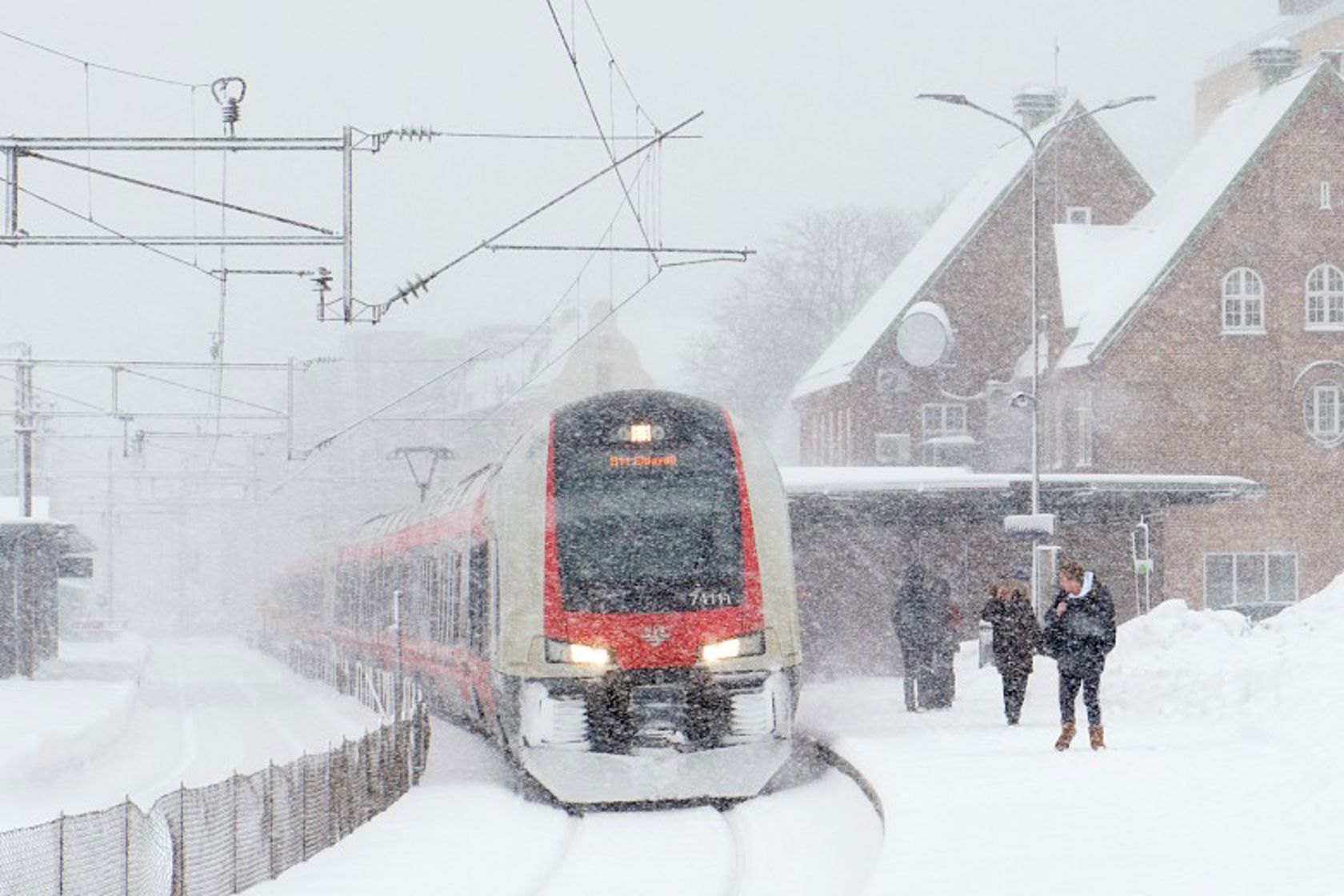 Tog i snøvær klart til avgang fra stasjon