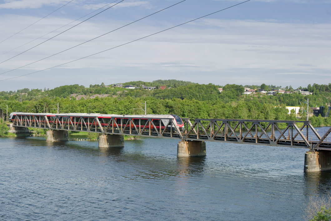 Brua over Numedalslågen ved Larvik har fundamenter som står i vann.