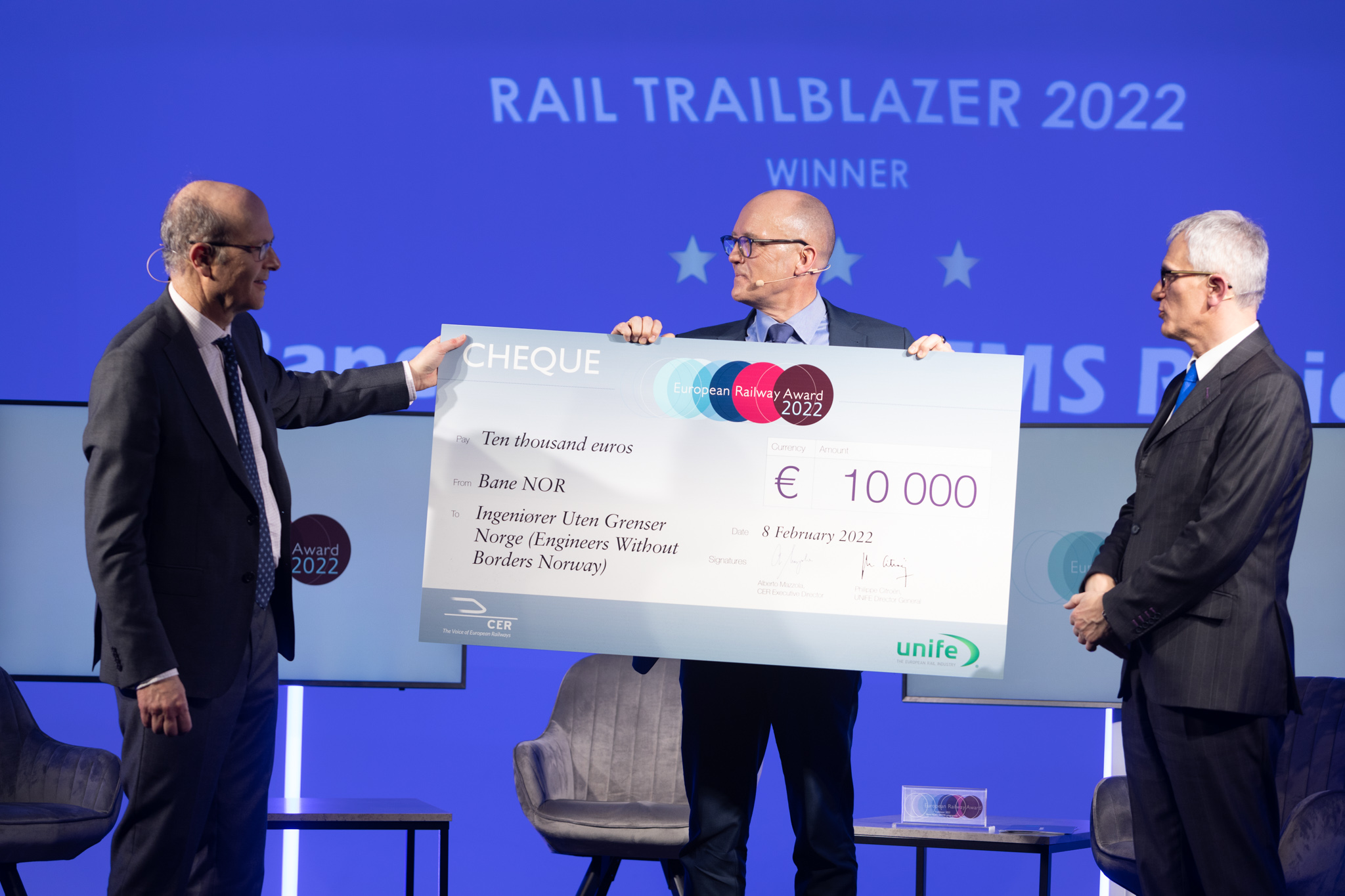 I dag mottok Bane NOR European Railway Award for banebrytende arbeid med nytt digitalt signalsystem, ERTMS. Bak prisen står europeiske togselskaper og leverandører til jernbanen. Foto: CER
