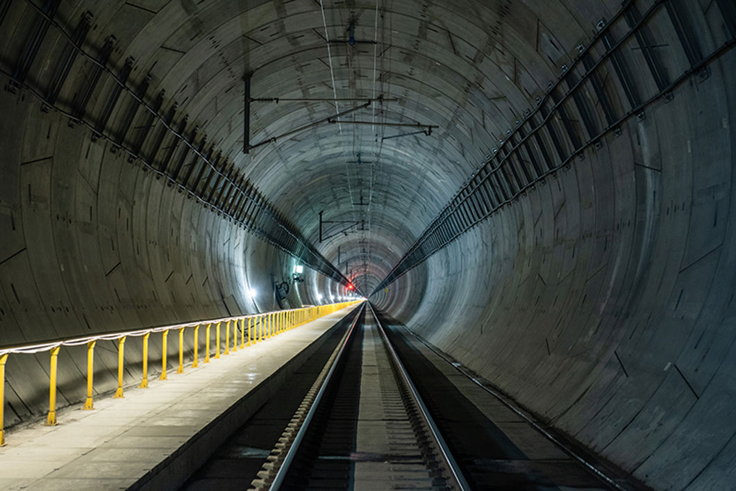 Bilde fra innsiden av en tunnel