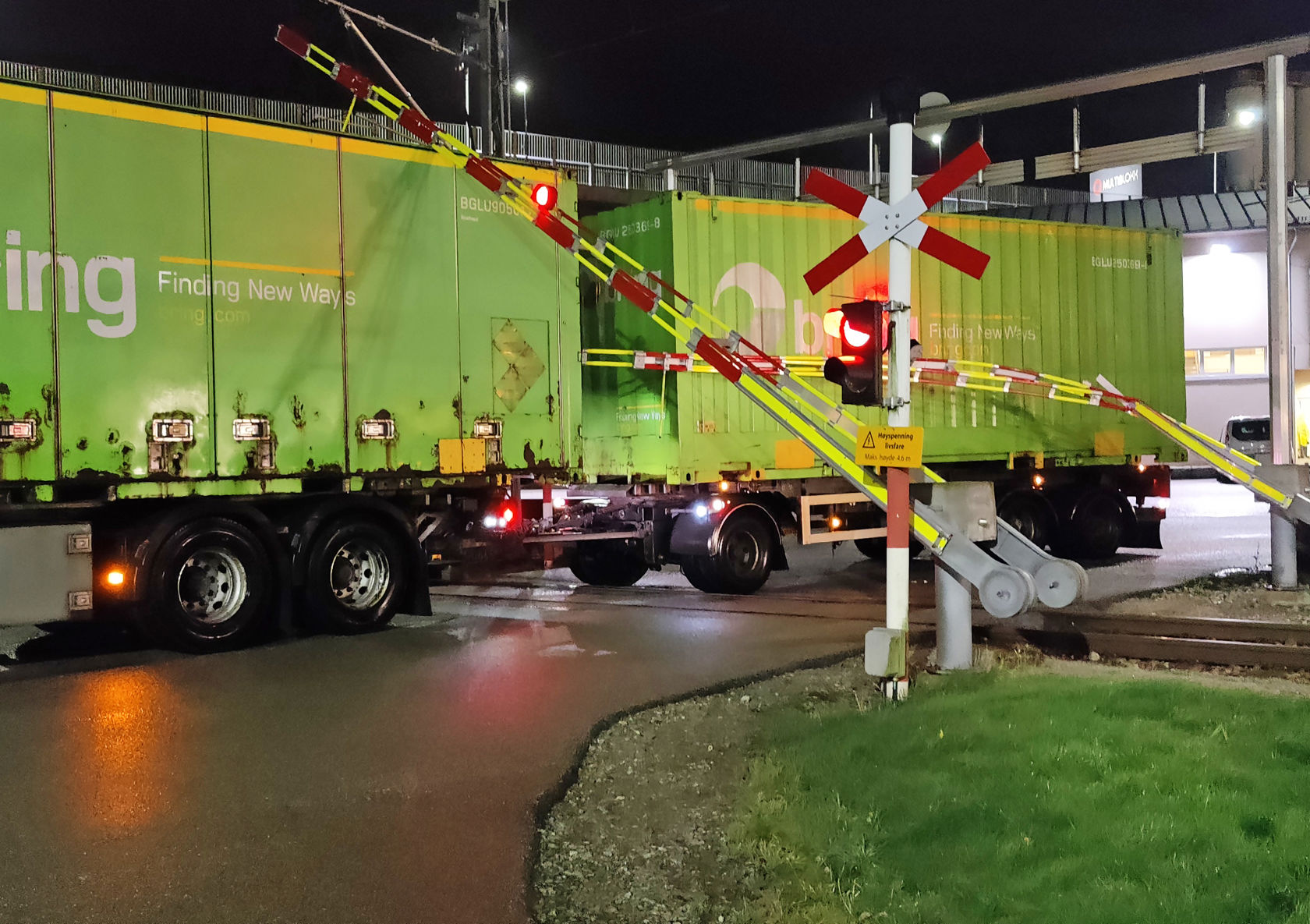 En lastebil har blitt stående fast på en planovergang.