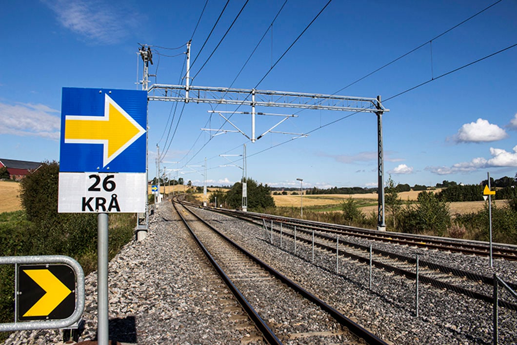 Jernbanespor og nytt ERTMS-skilt med gul pil.