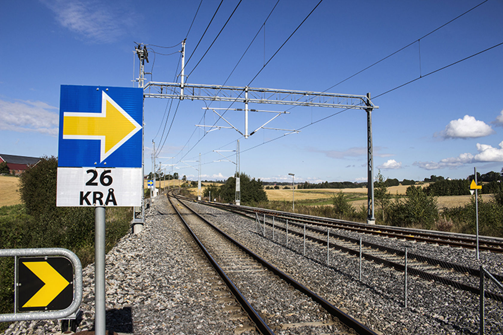 Jernbanespor og nytt ERTMS-skilt med gul pil.